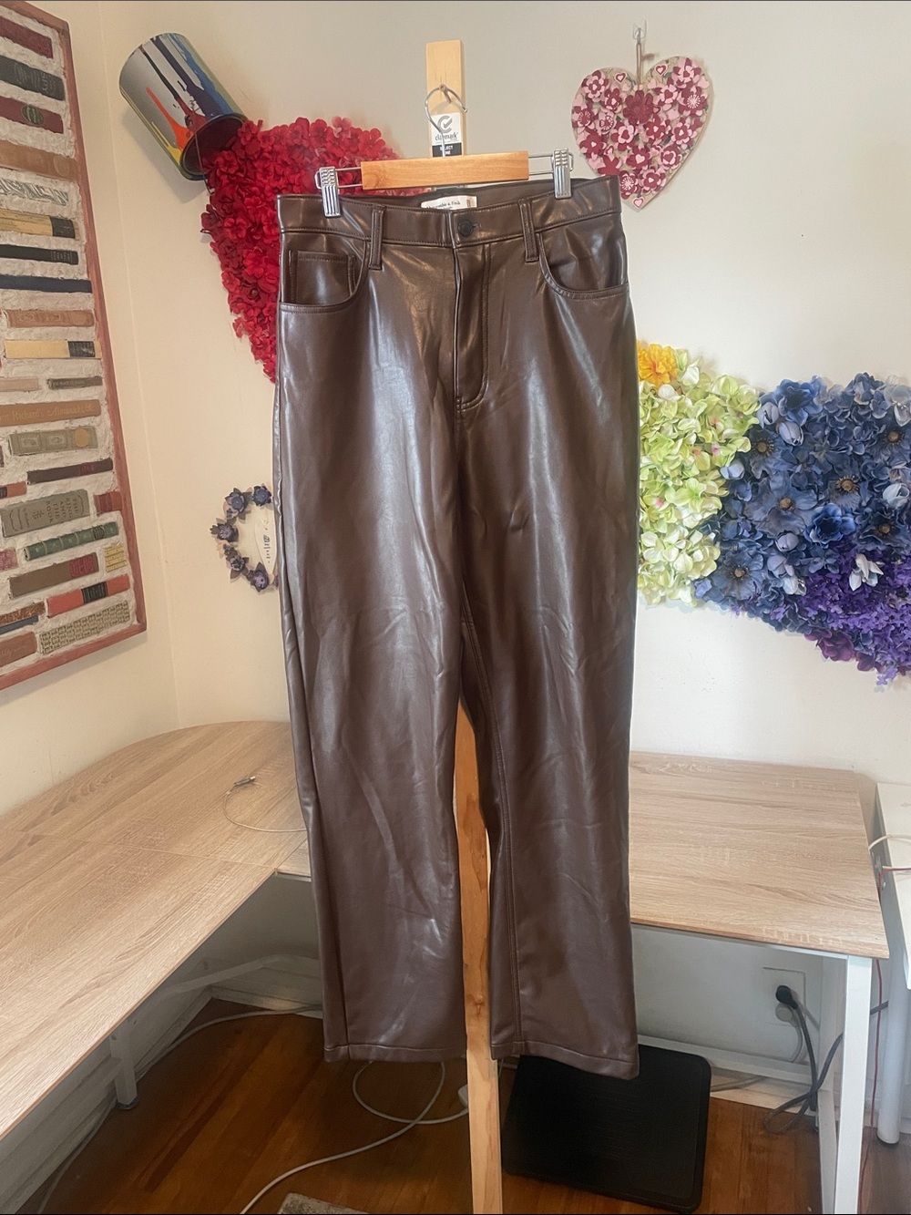 Abercrombie & Fitch Curve Love Vegan Leather 90s Relaxed Pant - Picture 6 of 12